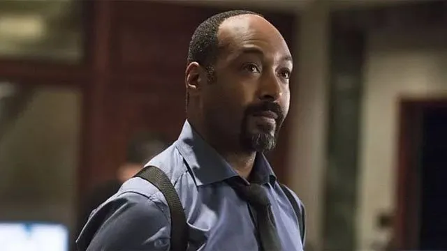 傑西·馬丁（Jesse L. Martin）在八個賽季後離開了閃光